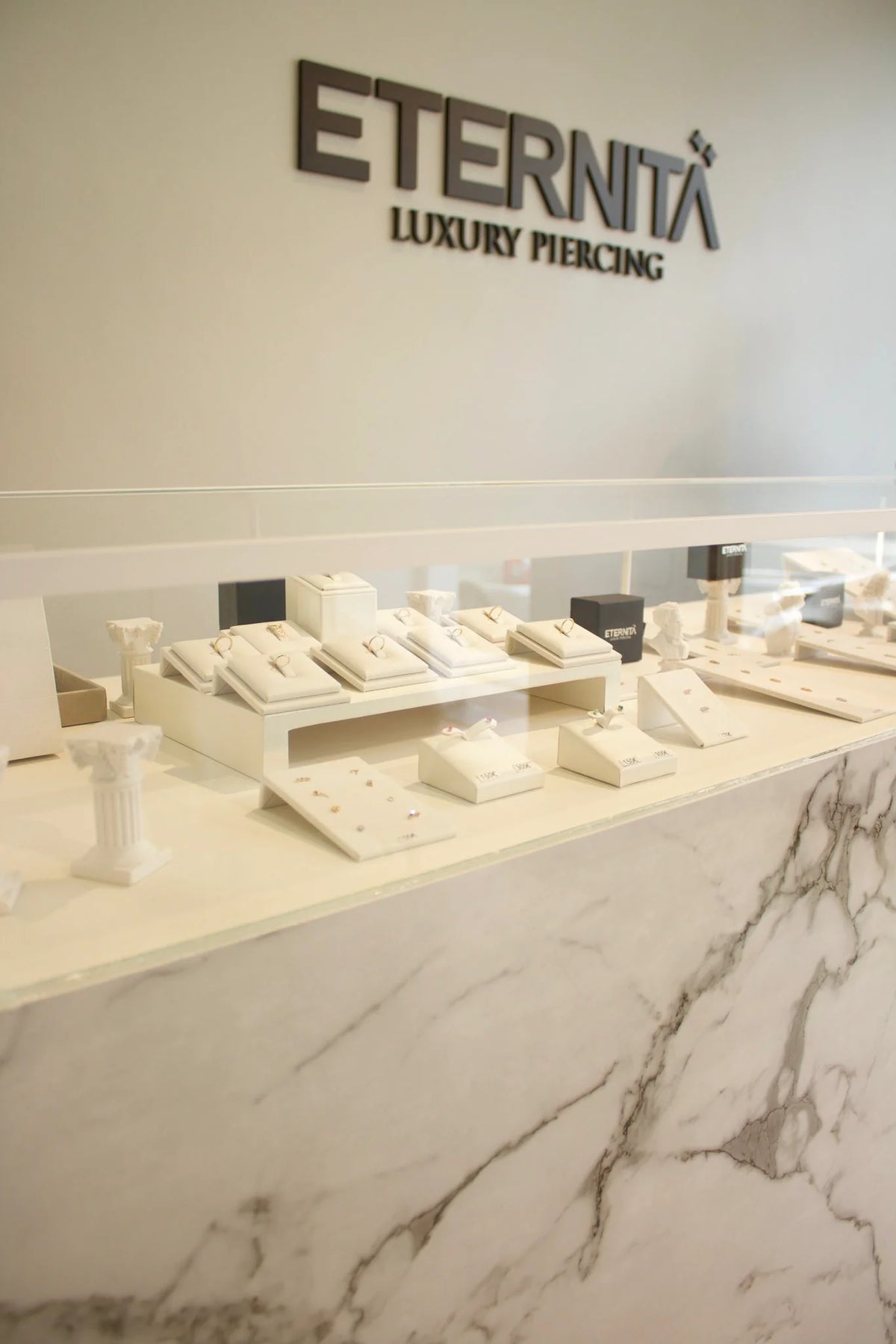 Eternità Luxury Piercing – vitrine